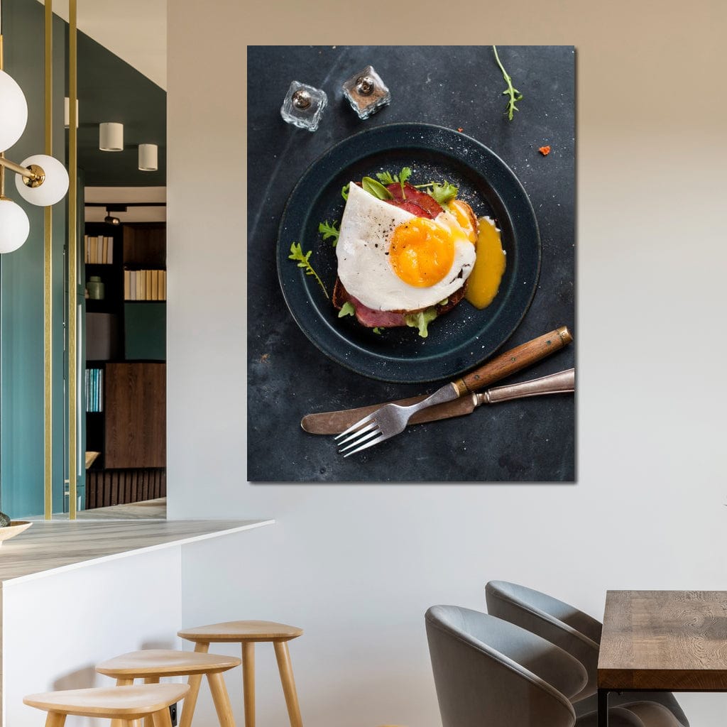 tablou canvas cu o farfurie cu un ou prajit si bacon formand un mic dejun simplu, pe o masa neagra cu tacamuri si condimente