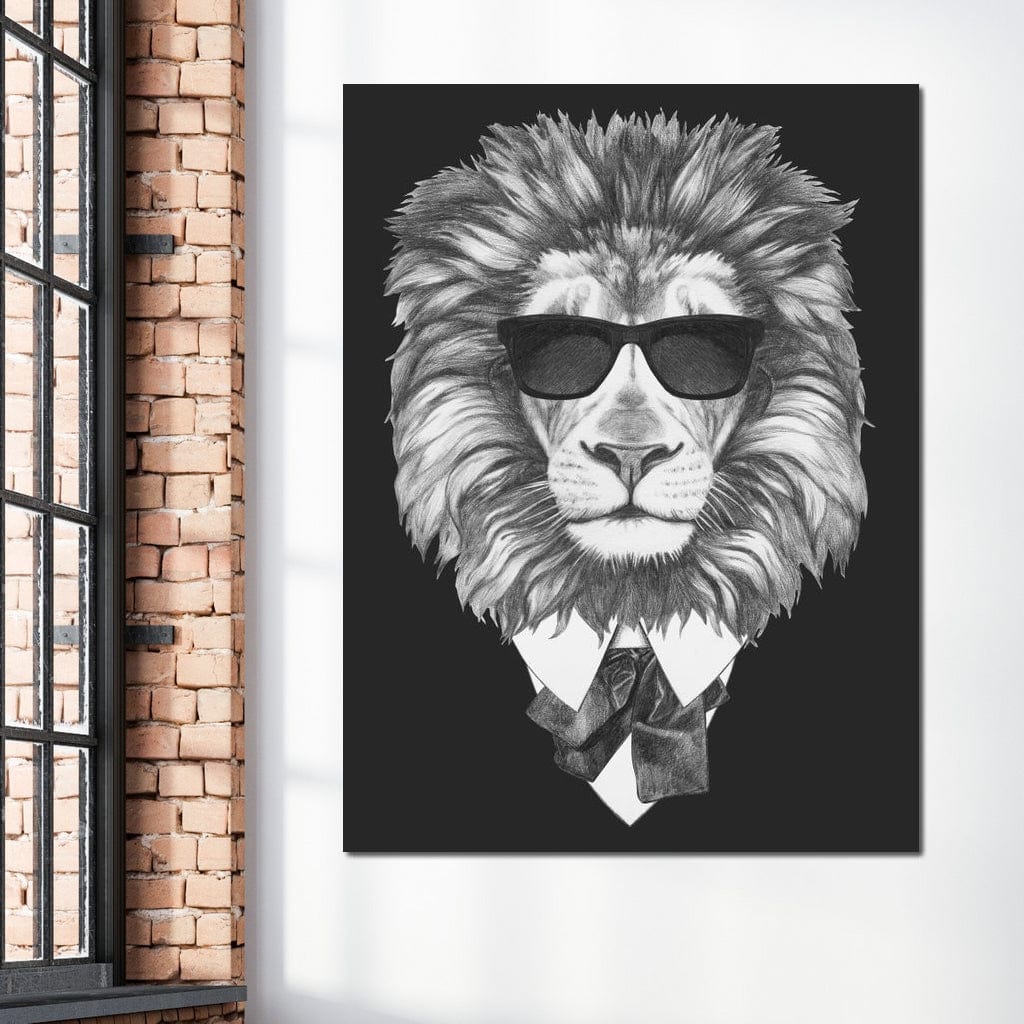 tablou canvas cu un leu cu ochelari de soare, imbracat la costum, pe fundal negru