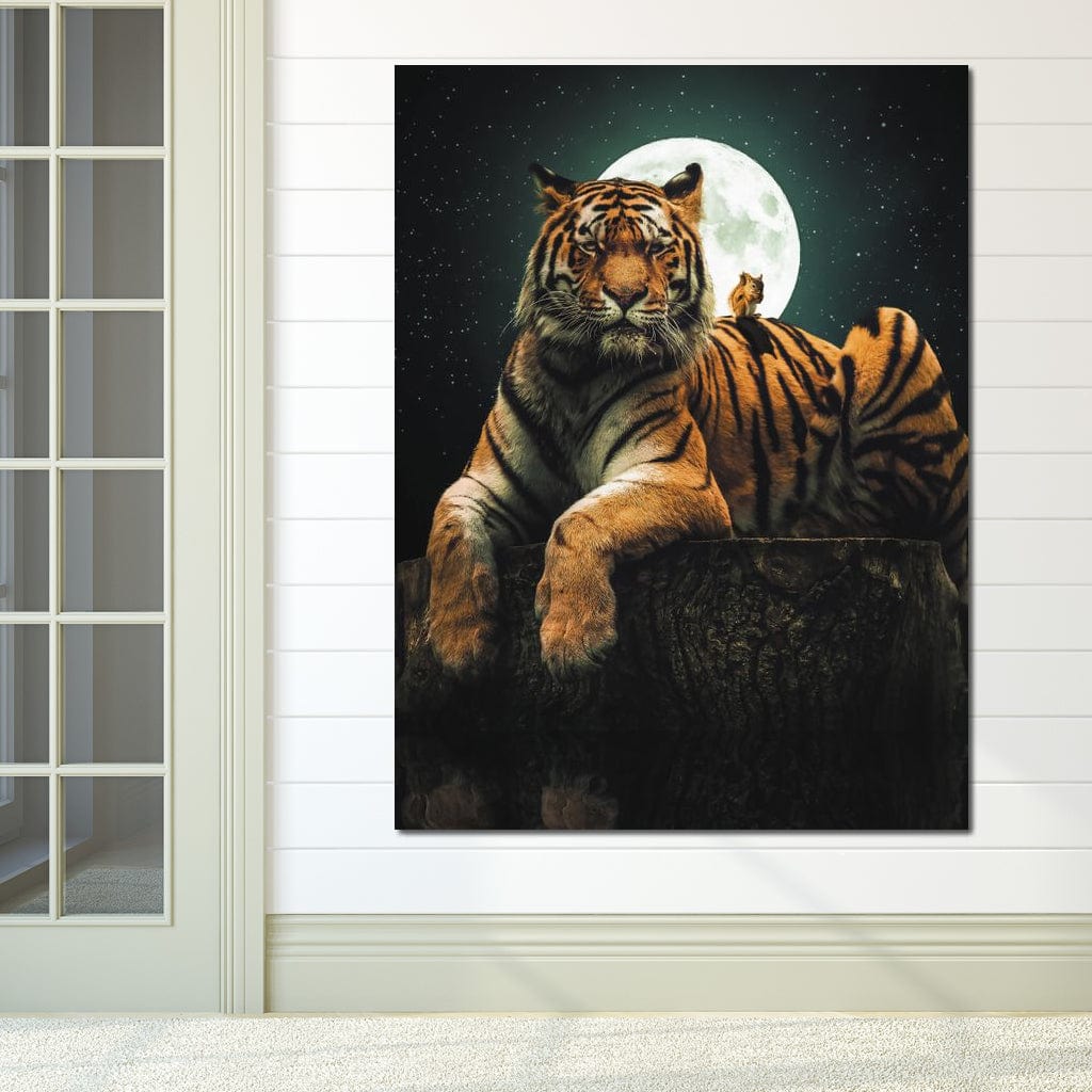 tablou canvas cu un tigru si o veverita relaxati pe un bustean, sub lumina lunii pline, pe fundal de noapte cu cer instelat
