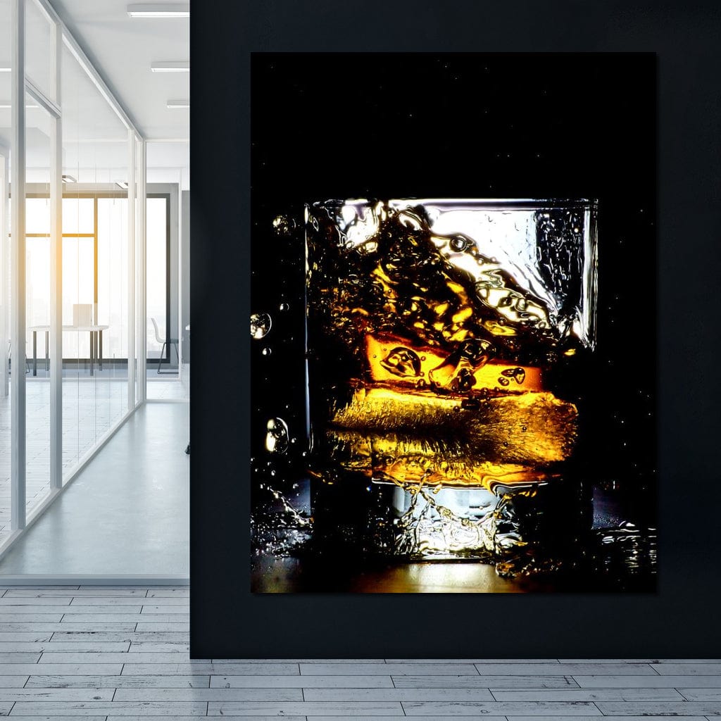 tablou canvas cu un pahar de whisky, redat in mod dramatic intr-un cadru intunecat