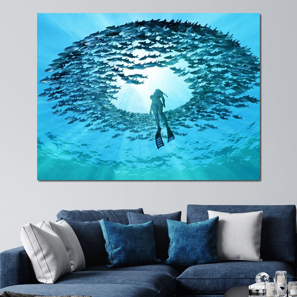 tablou canvas cu un scafandru inconjurat de multi pesti, in adancurile oceanului strapuns de raze de lumina