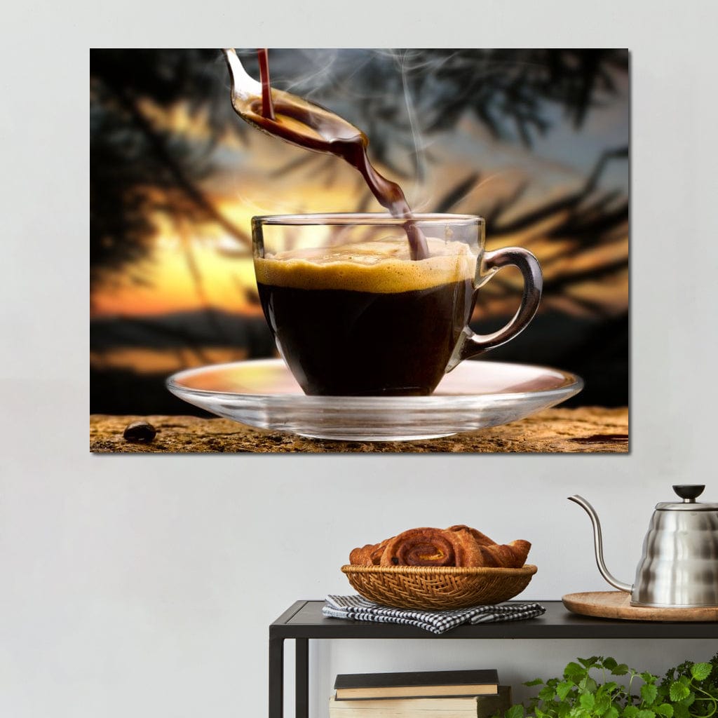 tablou canvas cu un espresso fierbinte, turnat intr-o ceasca transparenta, pe fundal tropical la rasarit
