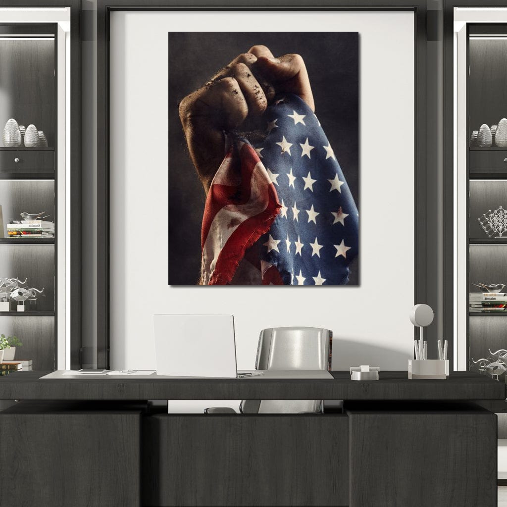 tablou canvas cu o mana puternica strangand steagul american