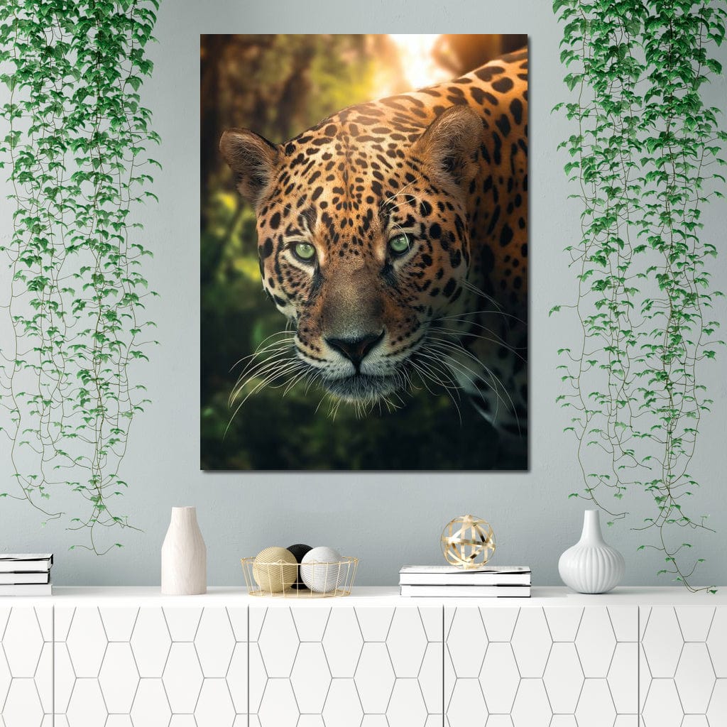 tablou canvas cu un portret realist de leopard in umbra, pe fundal luminos cu vegetatie de jungla