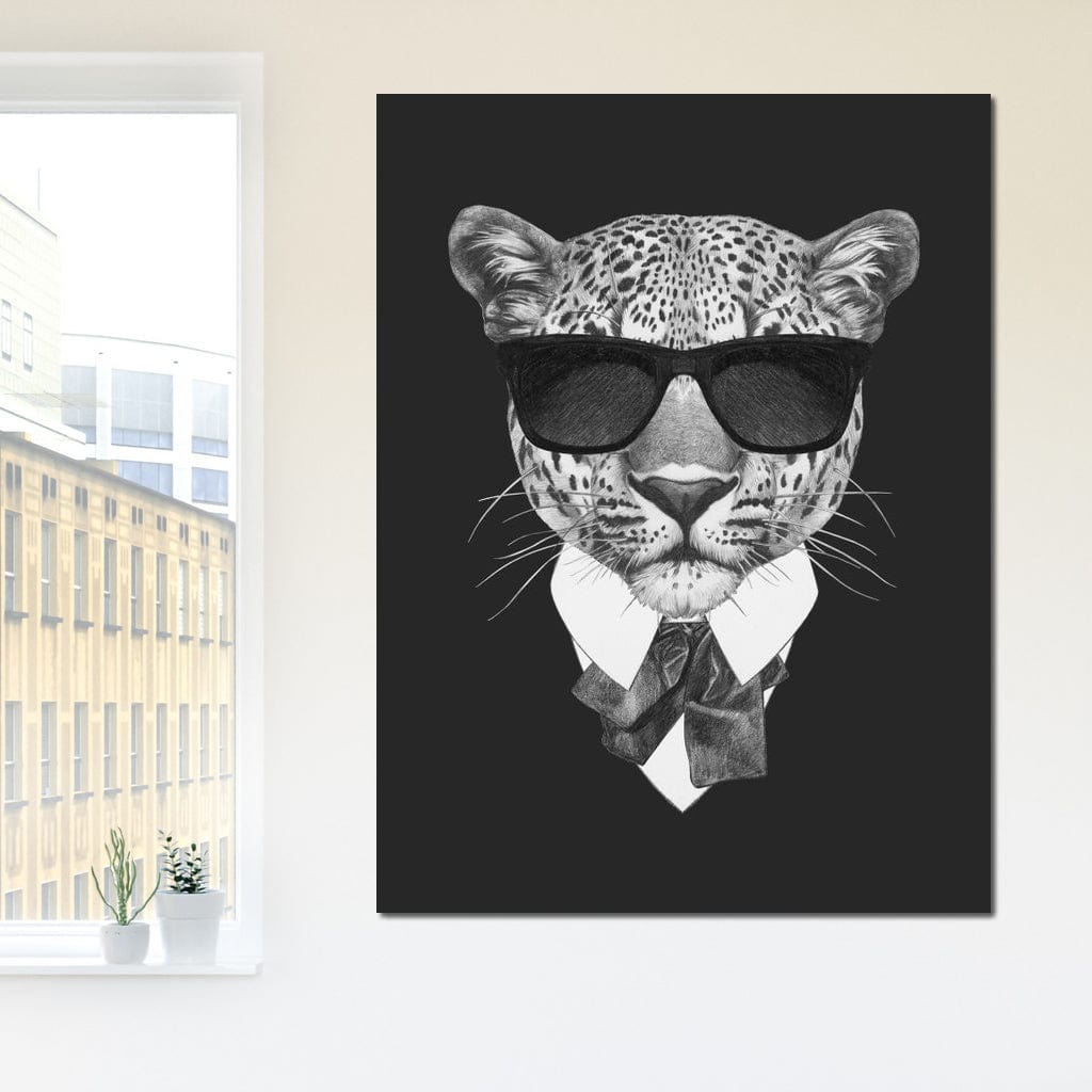 tablou canvas cu un leopard imbracat in costum elegant, cu ochelari de soare, redat in alb si negru