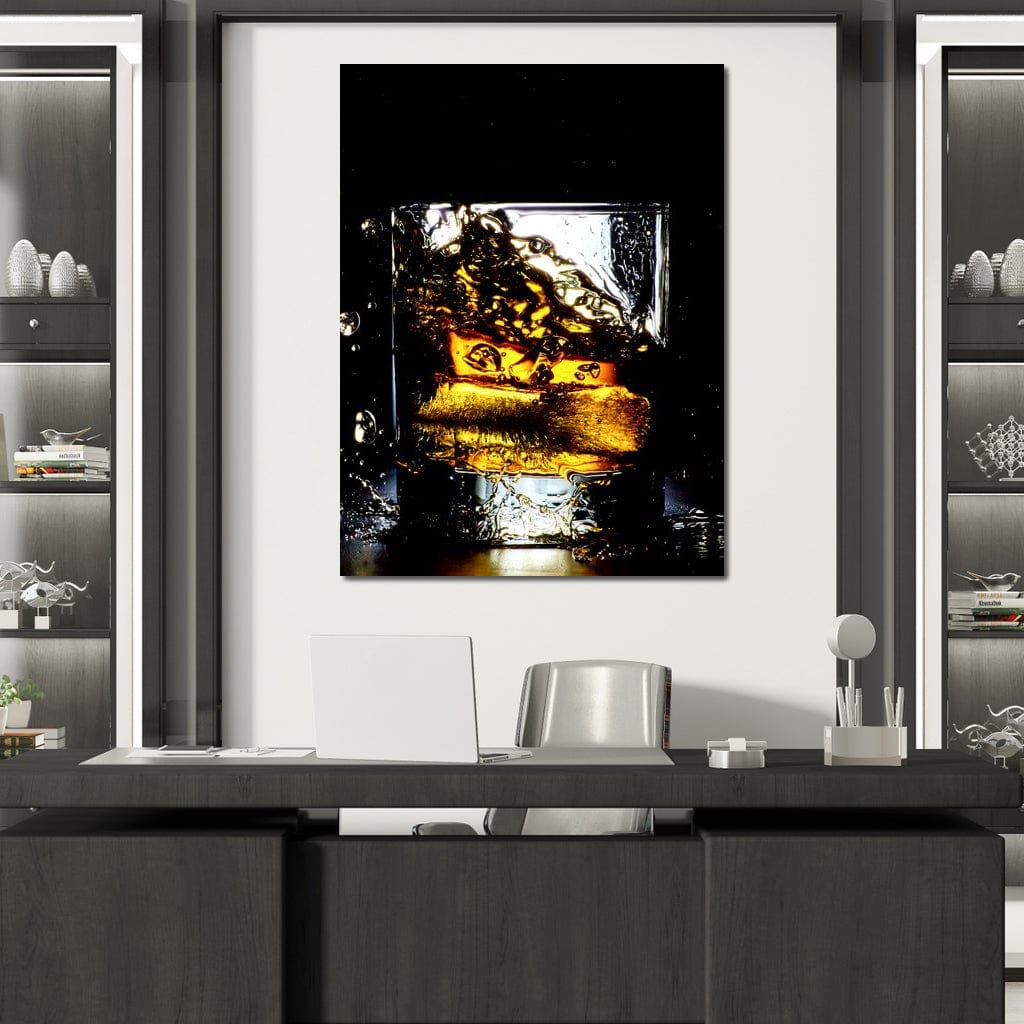 tablou canvas cu un pahar de whisky, redat in mod dramatic intr-un cadru intunecat