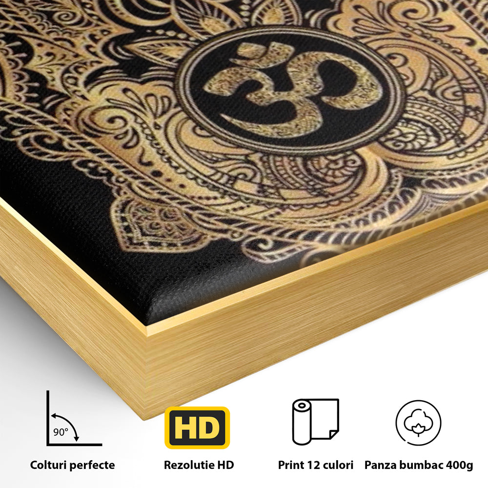 Detaliu al suprafetei: illustratie digitala hamsa aurie, in rama de aluminiu auriu