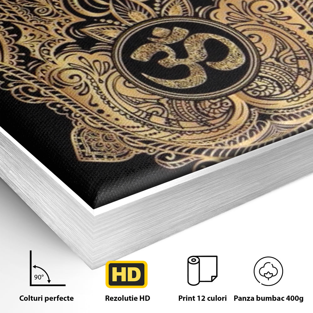 Detaliu al suprafetei: illustratie digitala hamsa aurie, in rama de aluminiu argintiu