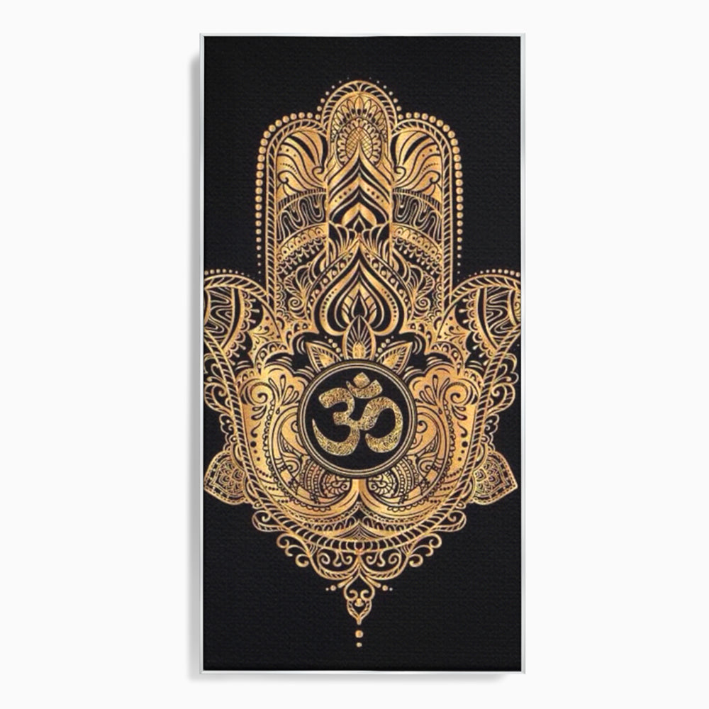 Tablou canvas cu illustratie digitala hamsa aurie, in rama de aluminiu argintiu