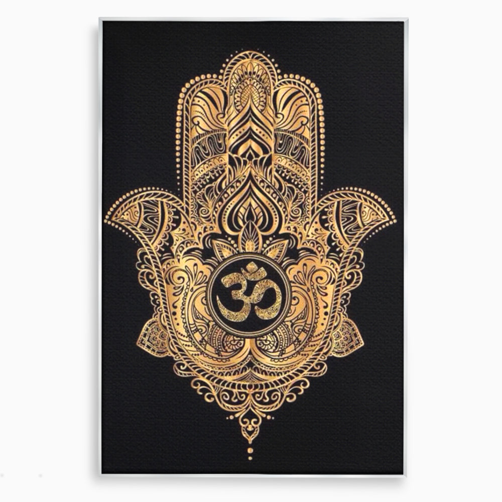 Tablou canvas cu illustratie digitala hamsa aurie, in rama de aluminiu argintiu