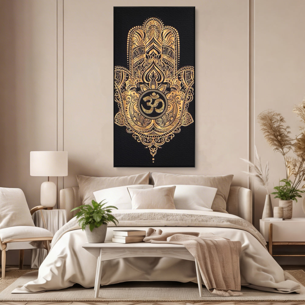 Tablou canvas cu illustratie digitala hamsa aurie, in rama de aluminiu negru, pe perete intr-un dormitor