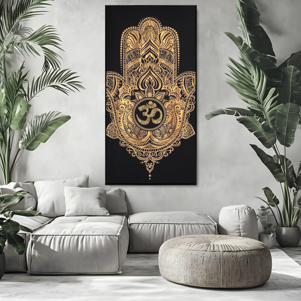 Tablou canvas cu illustratie digitala hamsa aurie, in rama de aluminiu negru, pe perete intr-un living