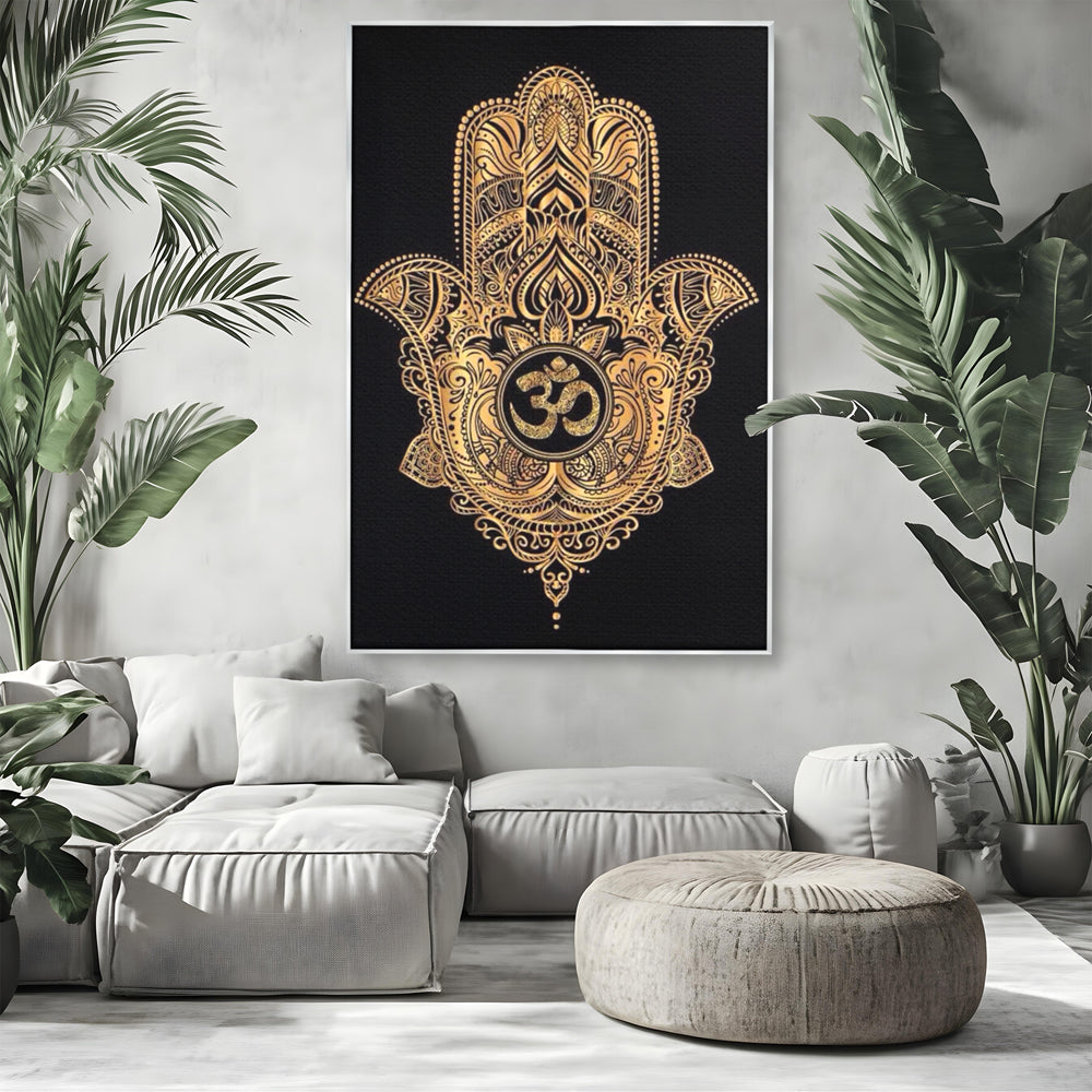Tablou canvas cu illustratie digitala hamsa aurie, in rama de aluminiu argintiu, pe perete intr-un living