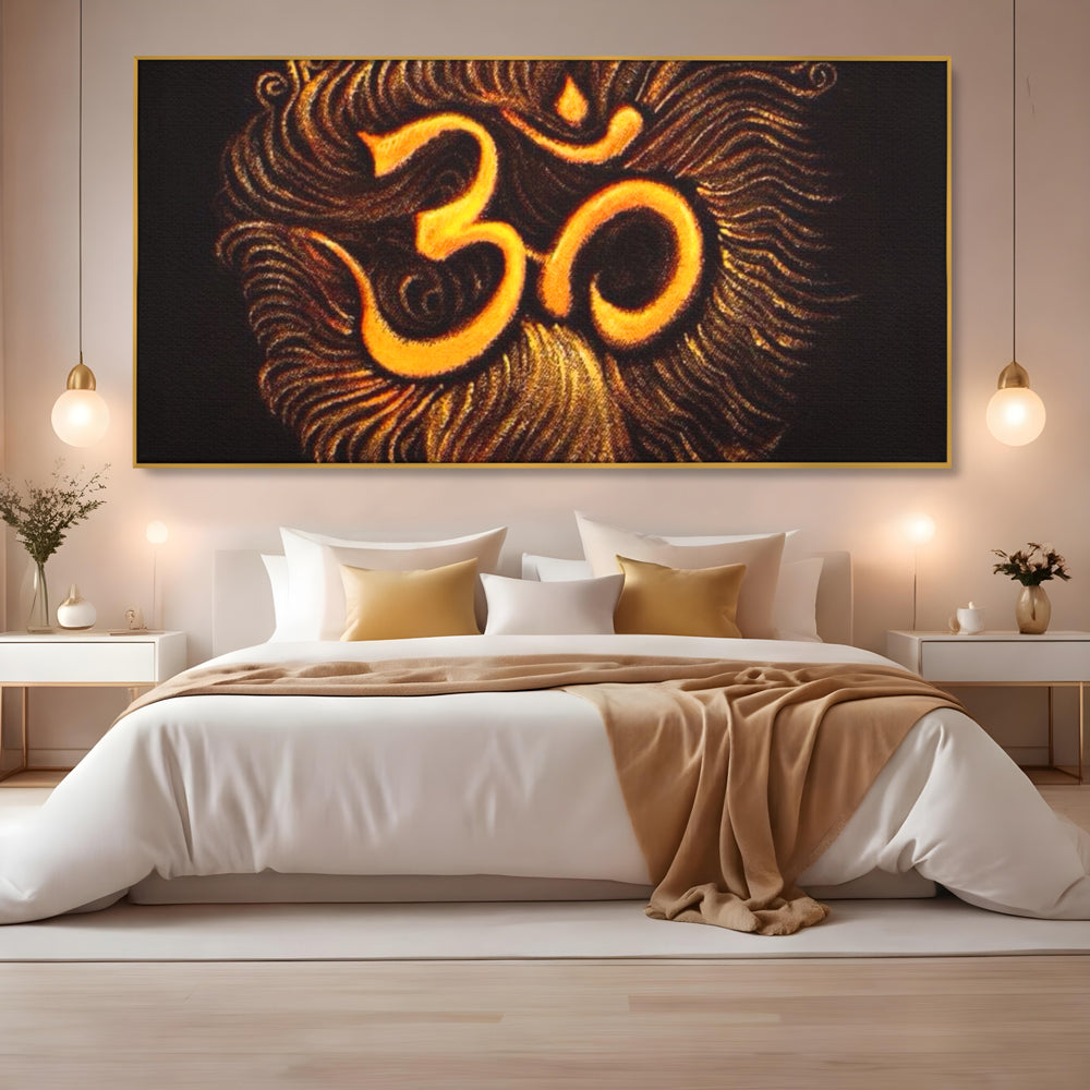Tablou canvas cu tablou canvas cu simbolul om aurit, in rama de aluminiu auriu, pe perete intr-un dormitor