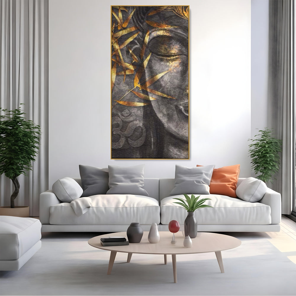 Tablou canvas cu tablou canvas cu chip de budha, in rama de aluminiu auriu, pe perete intr-un living